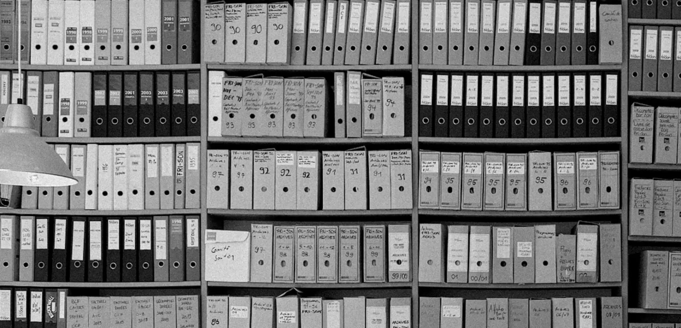 Photo en noir et blanc de dossier d'archives