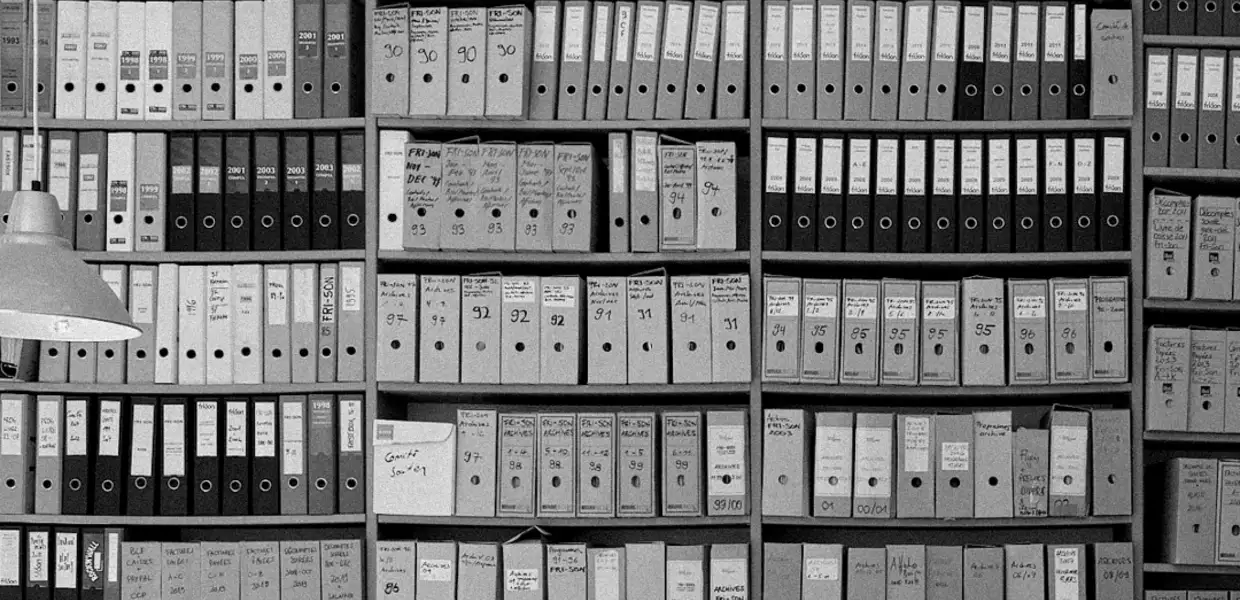 Photo en noir et blanc de dossier d'archives 