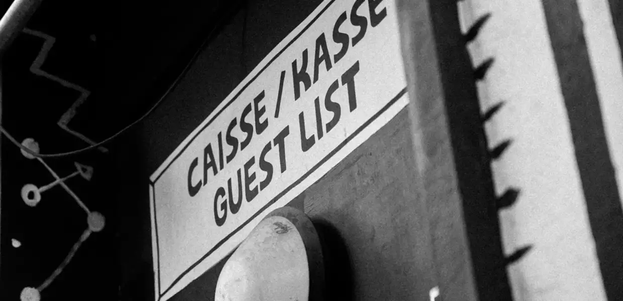 Photo en noir et blanc de la caisse d'entrée