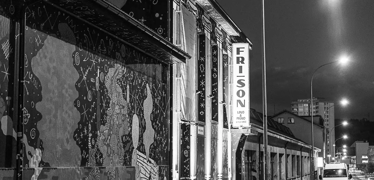 Photo en noir et blanc de Fri-Son vue de l'extérieur