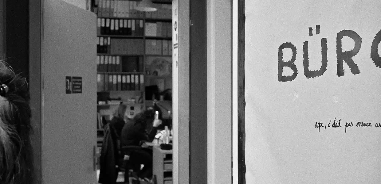 Photo en noir et blanc de la porte du bureau entrouverte