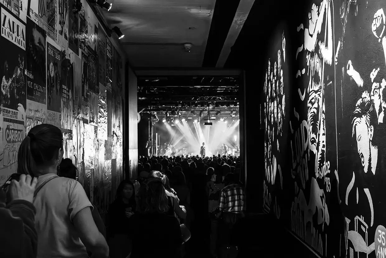 Photo noir et blanc de la grande salle pleine vue depuis l'entrée