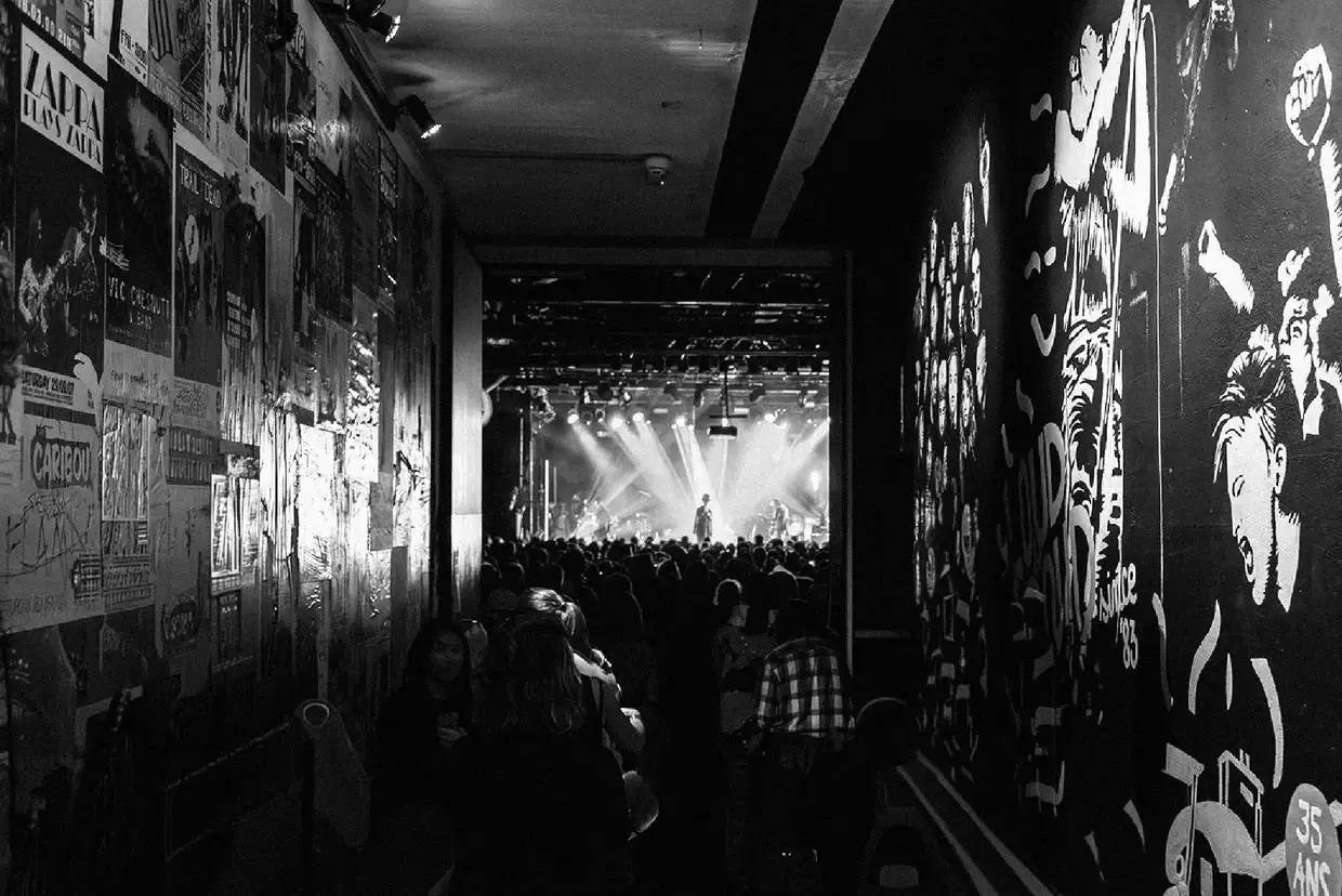 Photo en noir et blanc de la grande salle pleine