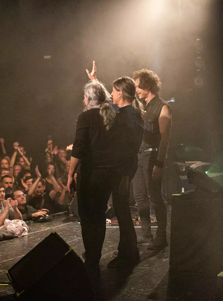 Les trois musiciens de The Young Gods s'inclinent devant le public et le saluent. 