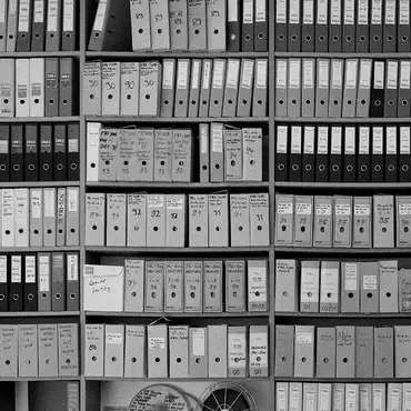 Photo en noir et blanc de dossier d'archives 