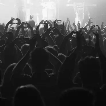 Photo en noir et blanc d'une foule de dos dans la grande salle