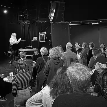 Photo en noir et blanc d'un discours dans la Bobine