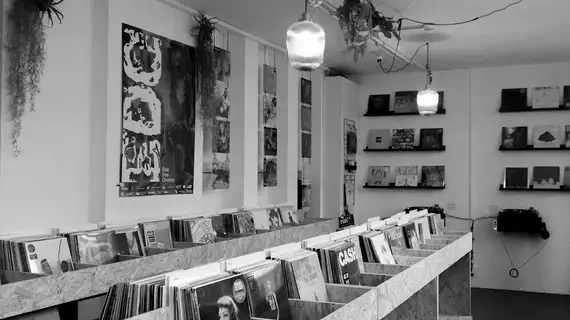 Photo en noir et blanc du shop Ablette Records