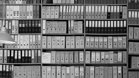 Photo en noir et blanc de dossier d'archives 