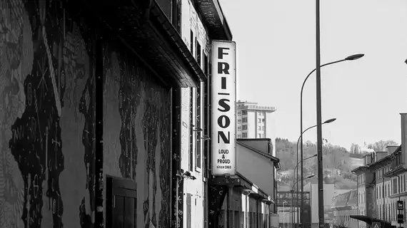Photo en noir et blanc de la façade et le panneau Fri-Son