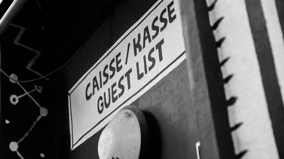 Photo en noir et blanc de la caisse d'entrée