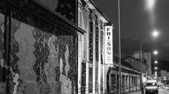Photo en noir et blanc de Fri-Son vue de l'extérieur