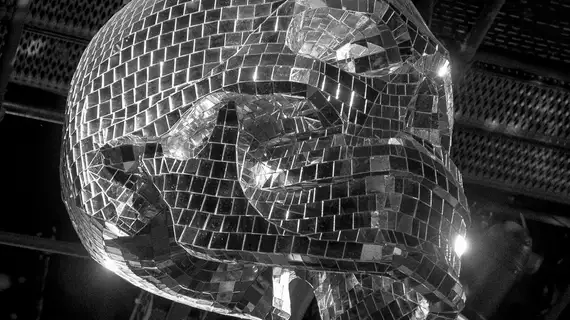 Photo en noir et blanc de Skully 