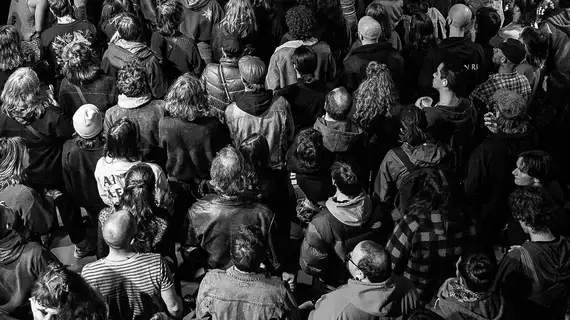 Photo noir et blanc d'une foule vue d'en haut