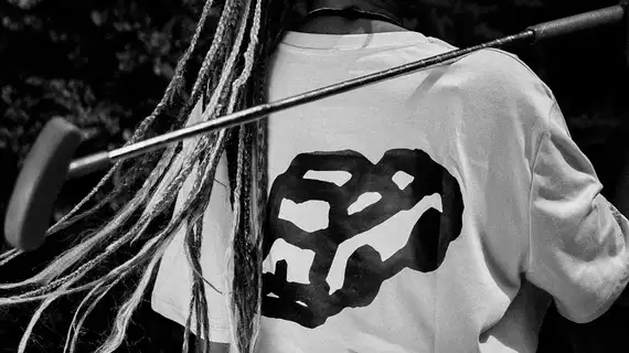 Photo en noir et blanc d'une personne de dos portant un t-shirt Fri-Son