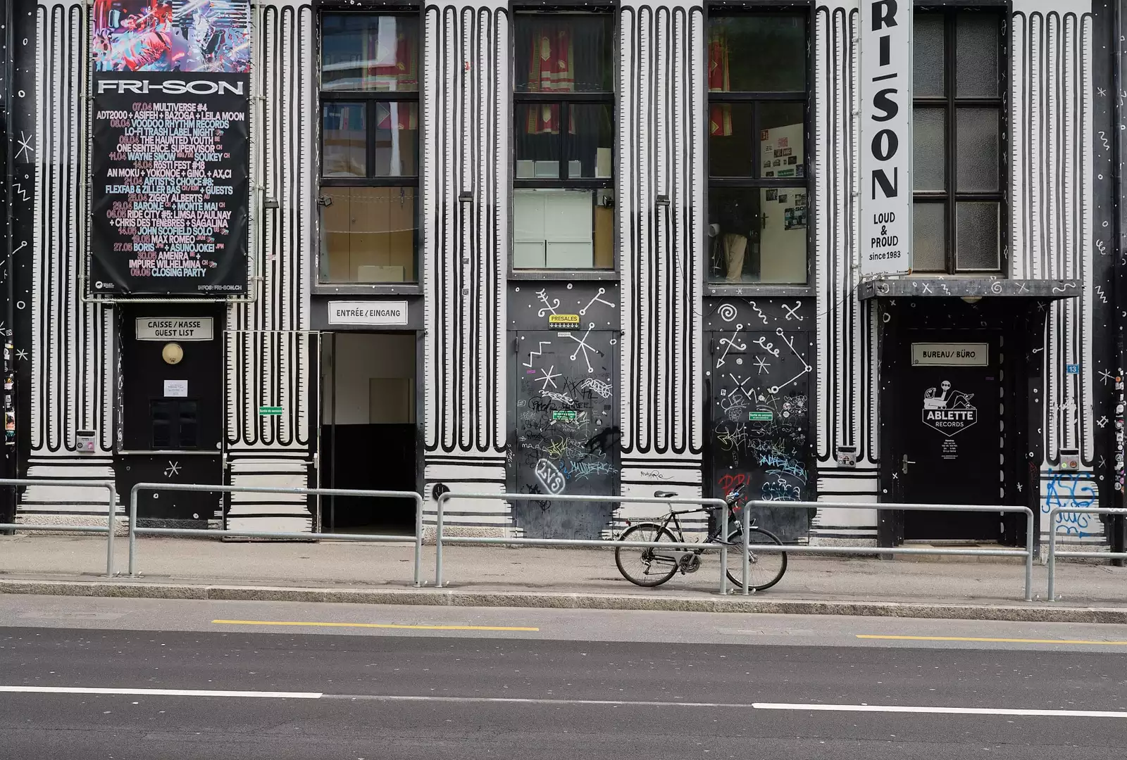 De gauche à droite : la caisse du soir, la grande porte d'entrée pour le public, la porte d'entrée du bureau et d'Ablette.