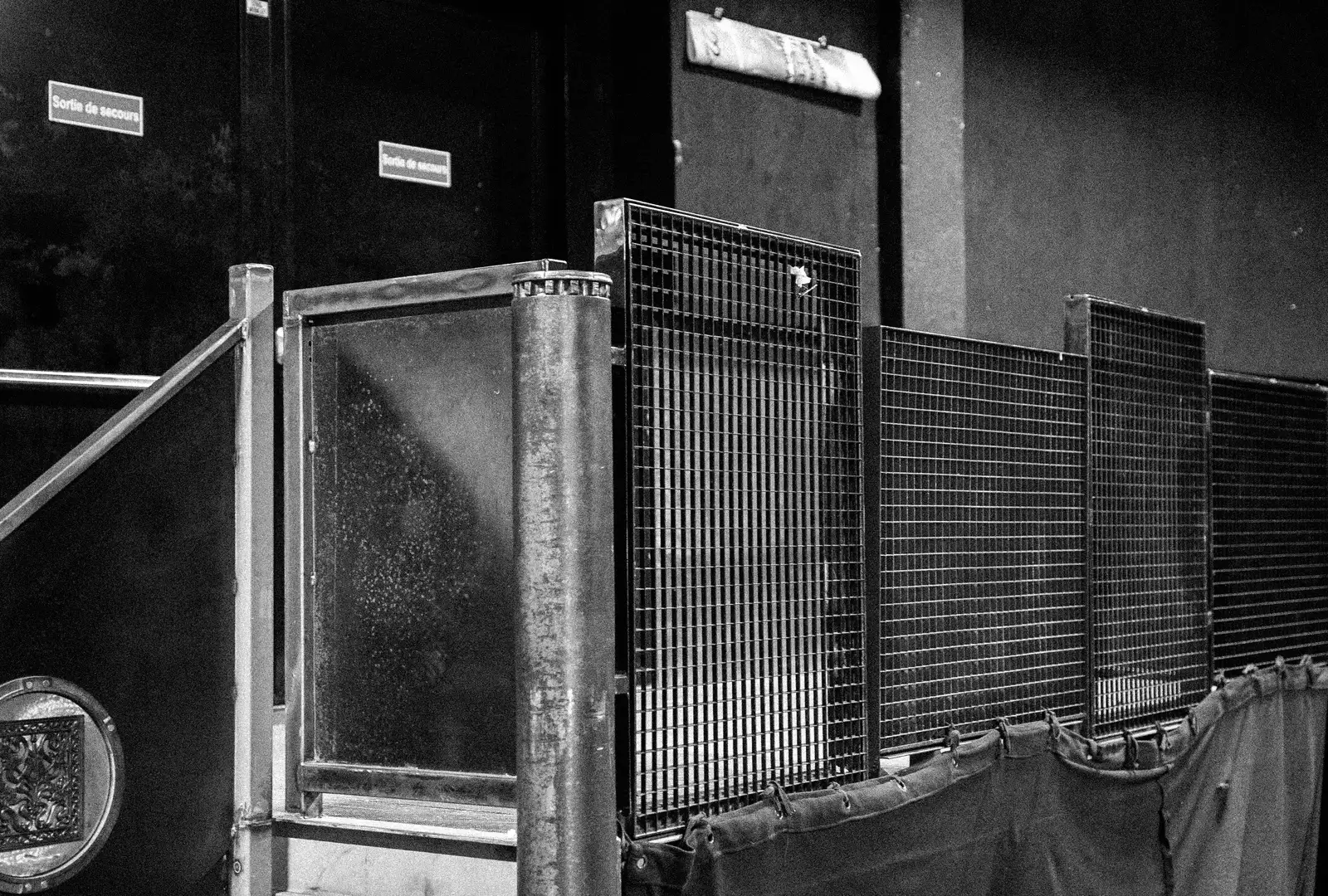 Photo en noir et blanc de la plateforme surélevée à l'intérieur de la salle