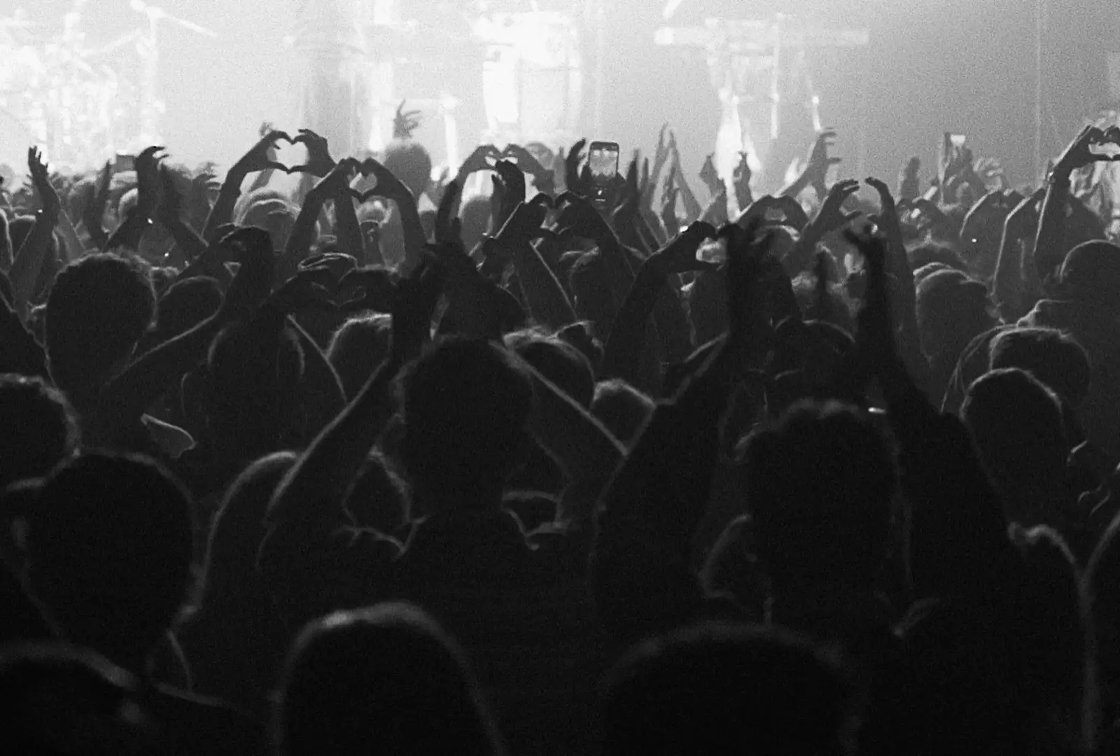 Photo en noir et blanc d'une foule de dos dans la grande salle