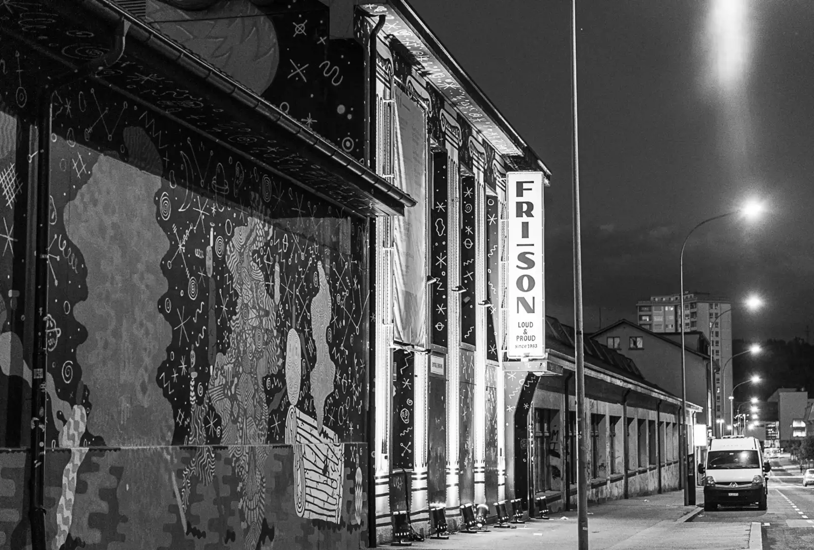 Photo en noir et blanc de Fri-Son vue de l'extérieur
