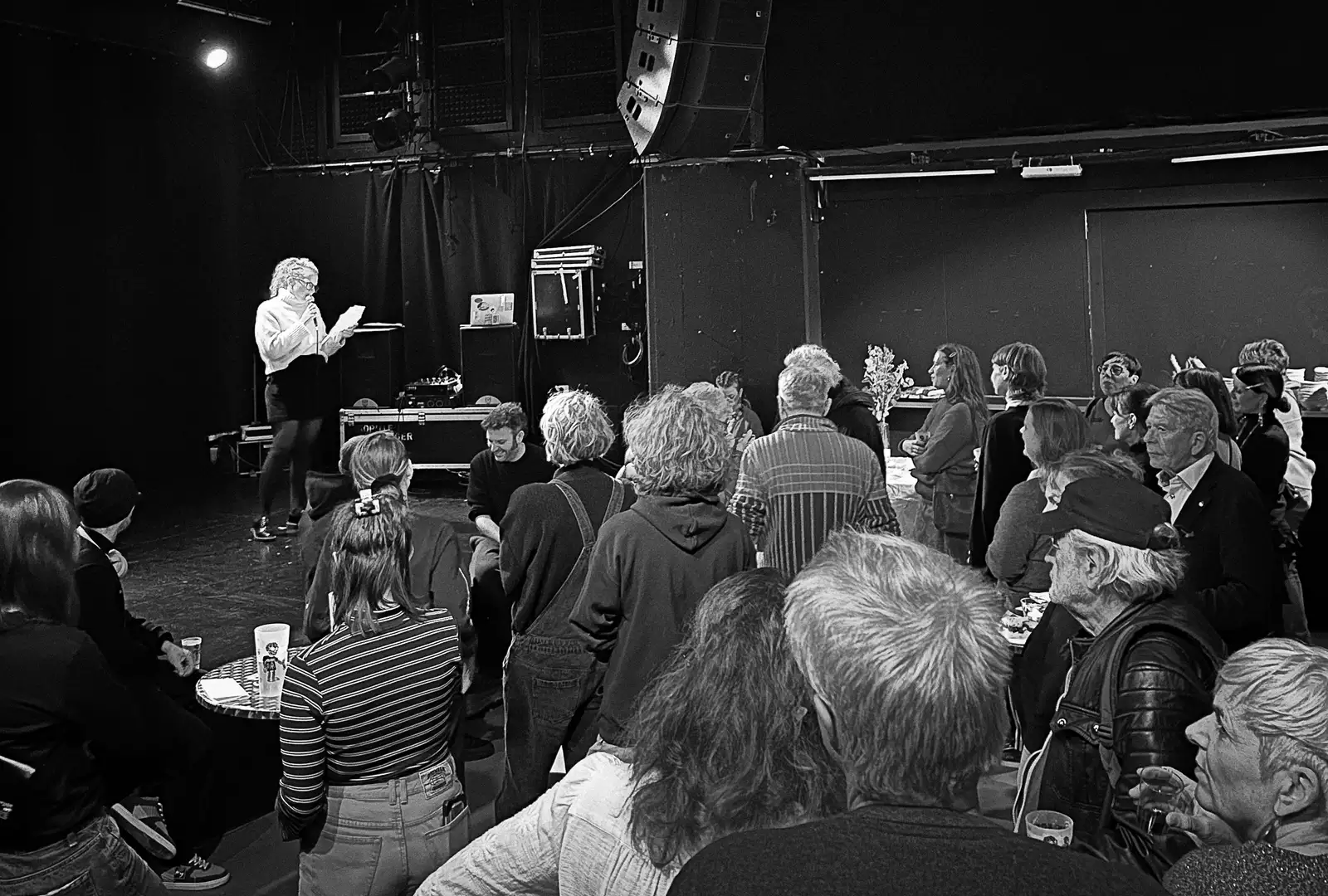 Photo en noir et blanc d'un discours dans la Bobine